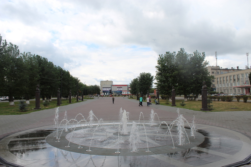 Город оренбург парк тополя. Жуков в ирбите. Ирбит аллея героев. Фонтан в ирбите. Площадь жукова ирбит.