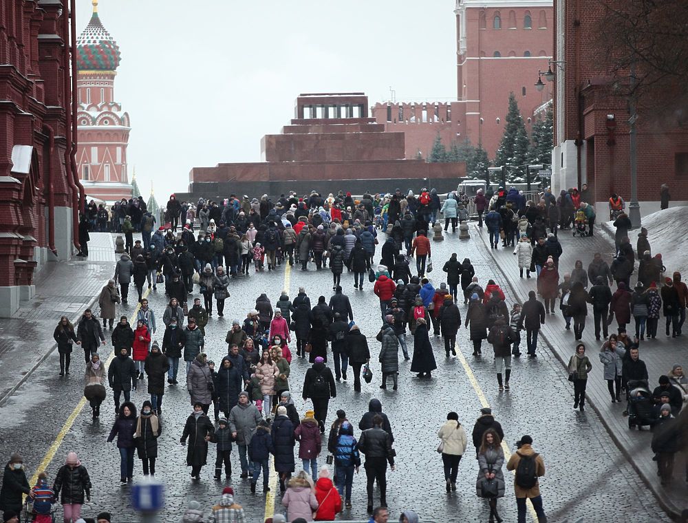 Москва млн чел. Толпа на красной площади. Люди на красной площади. Много людей на площади. Москва красная площадь люди.
