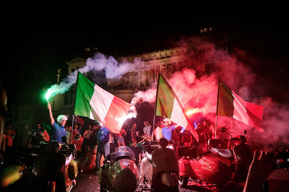 Праздники в италии 2024. Фанаты сборной Италии евро 2020. Италия празднует победу на евро. День Победы в Италии. Изуродованная победа Италии.