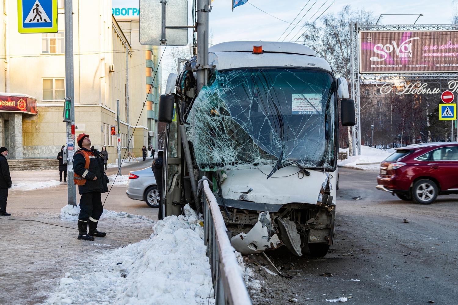 Авария автобуса с детьми. Новосибирск автобус авария. ДТП С автобусом Новосибирск. Новосибирск ДТП автобуса детьми.