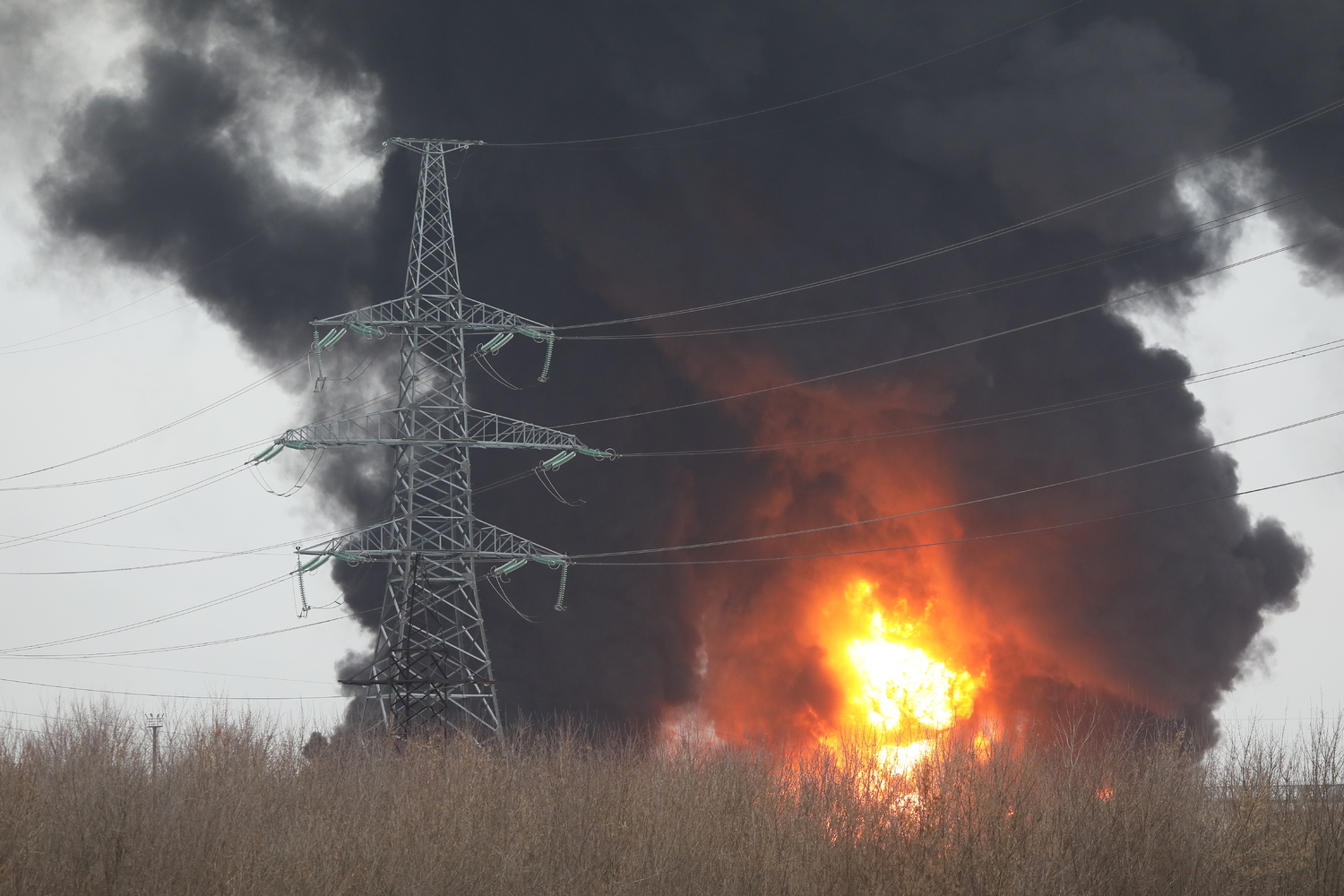 Нападение на нефтебазу. Атака на нефтебазу в Белгороде. Пожар на нефтебазе в Белгороде. Пожар нефтебазы в Белгороде 2022. Горит Нефтебаза в Белгороде.