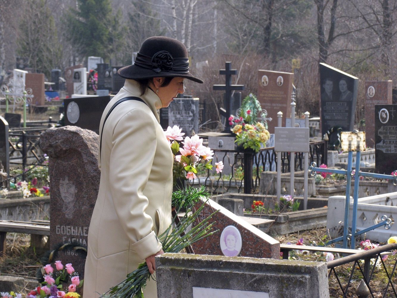 Можно убираться на кладбище на пасху. Цветы на кладбище. Пасха на кладбище. Живые цветы на кладбище.