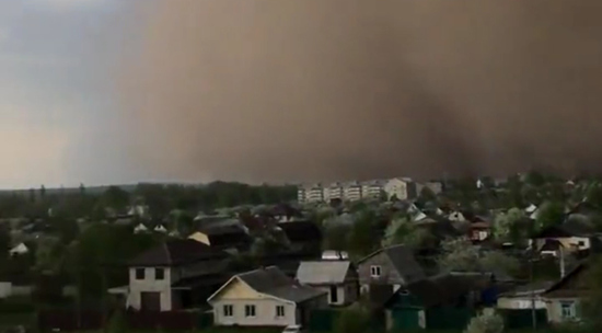 Новозыбков буря. Песчаная буря в брянске. Новозыбков буря. Смерч в рыльске. Новозыбков буря.