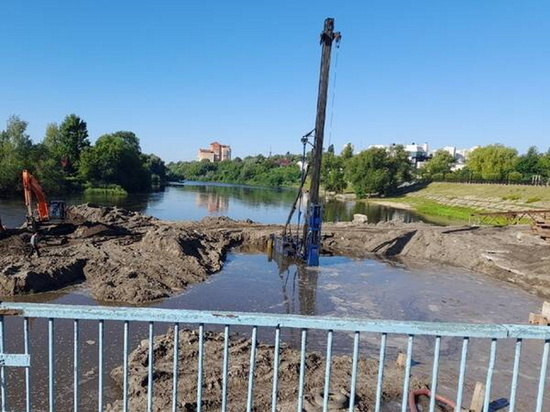 К строящемуся на набережной новому мосту вплотную подвели насыпь будущей дороги