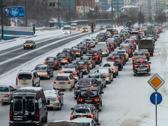 Автомобилисты Челябинска начали новую рабочую неделю с пробок и аварий