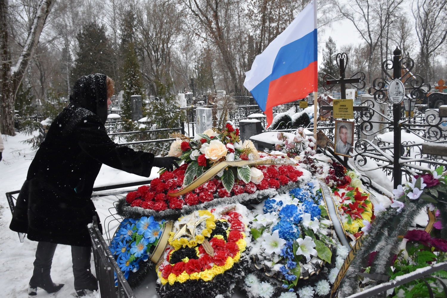 Информация о погибших на сво. Могилы погибших на Украине с российскими флагами.