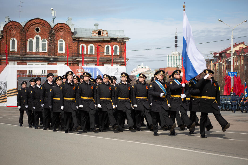 Академия мчс парад фото. Ургант на параде. Состоялся парад. Праздничный парад фото. Несут во главе военного оркестра.