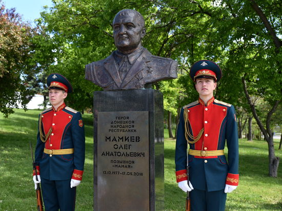 ❗ Сообщается, что на Аллее Героев в Донецке появился новый бюст, по всей видимос