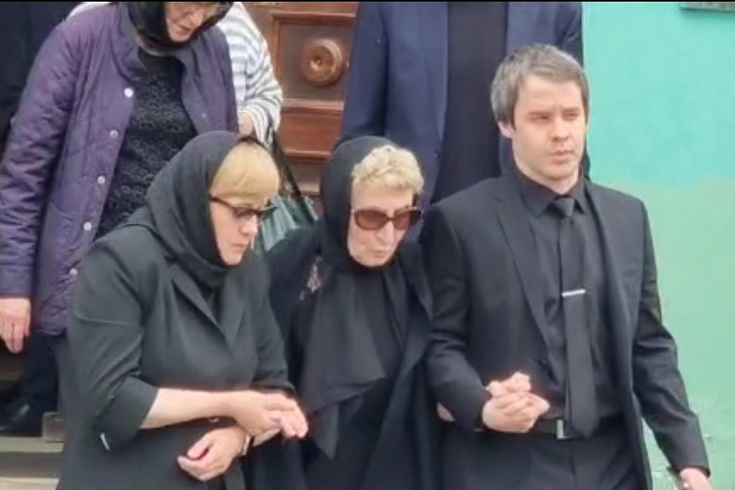 Жена навального была на похоронах мужа