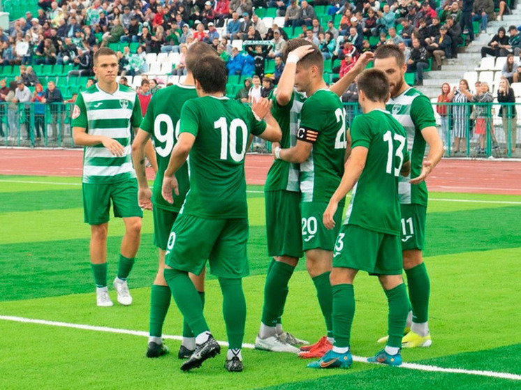 Футбольный матч в орле. Фк комсомолец. Футбольный клуб. Футбольный матч орел. Фк орел тренировка.