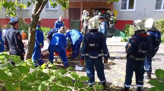 Видео - Происшествия - Во взорванном доме в Балашихе на спасателей рухнула  стена: видео с места