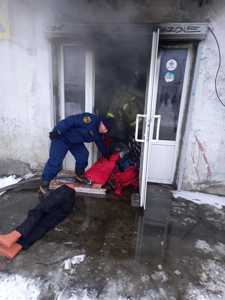Три человека отравились угарным газом на пожаре в Беломорске - МК Карелия
