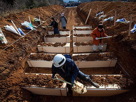 Жертв стихии в Японии хоронят в братских могилах. 