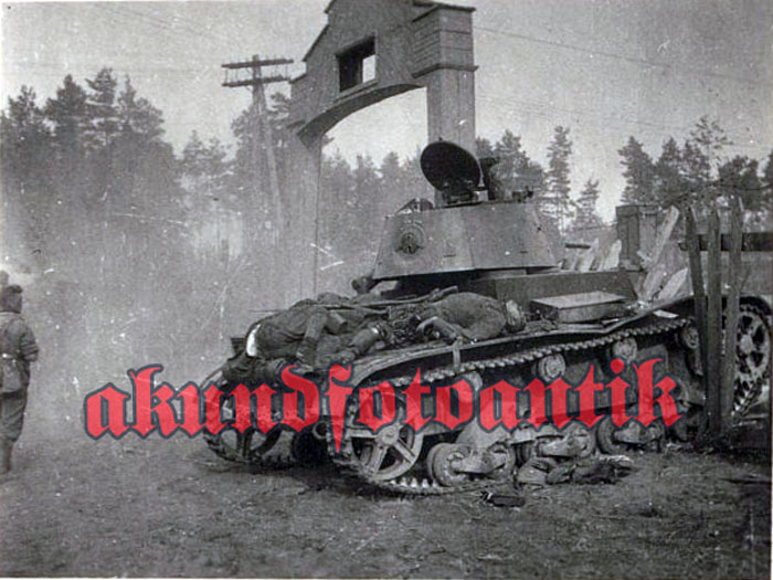 Для немецкой «версии» Идрицого боя они взяли танк Т-26, собрали тела наших солдат и просто… устелили ими броню.