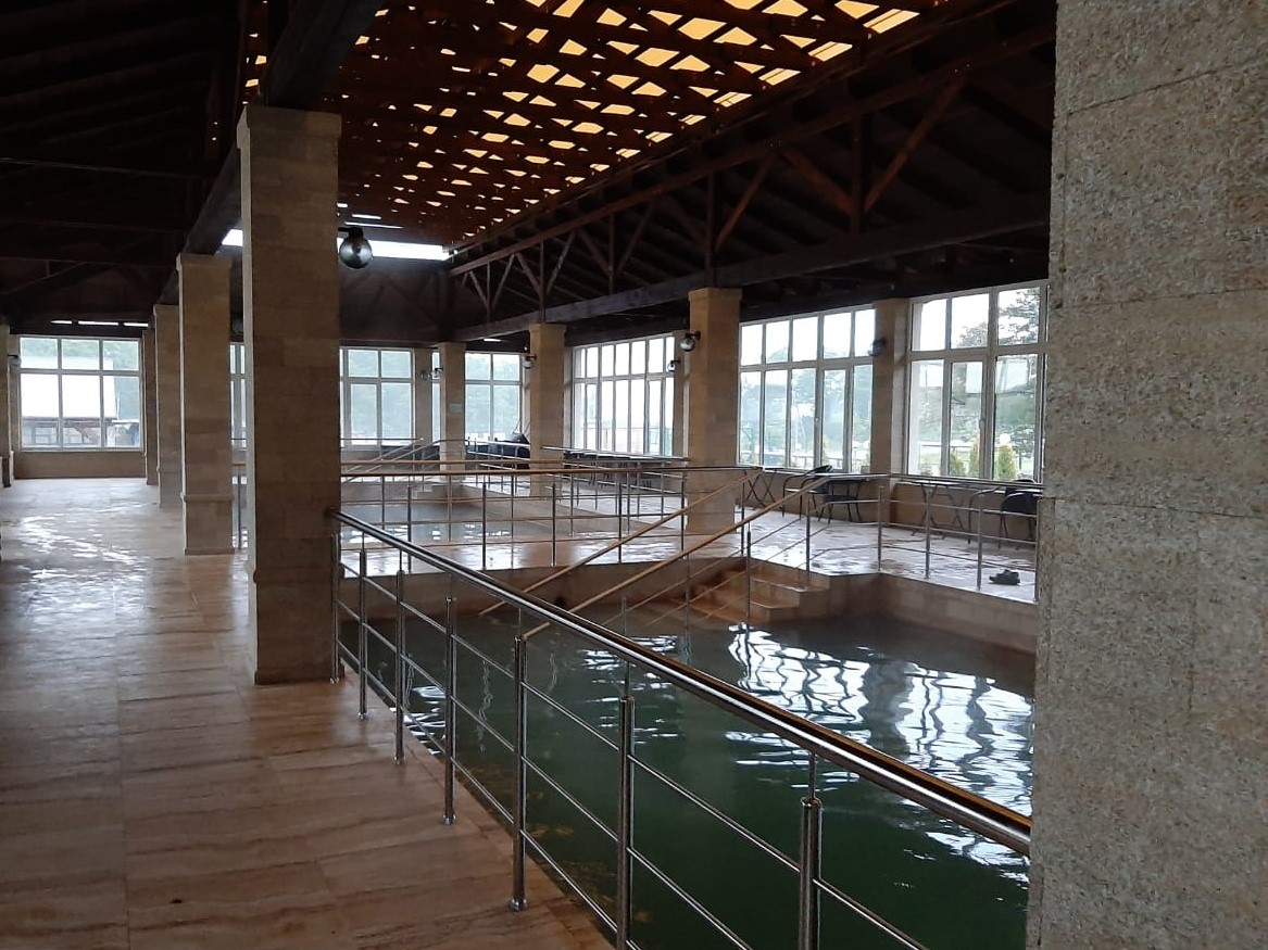 Вода из термального источника заполняет два бассейна для купания